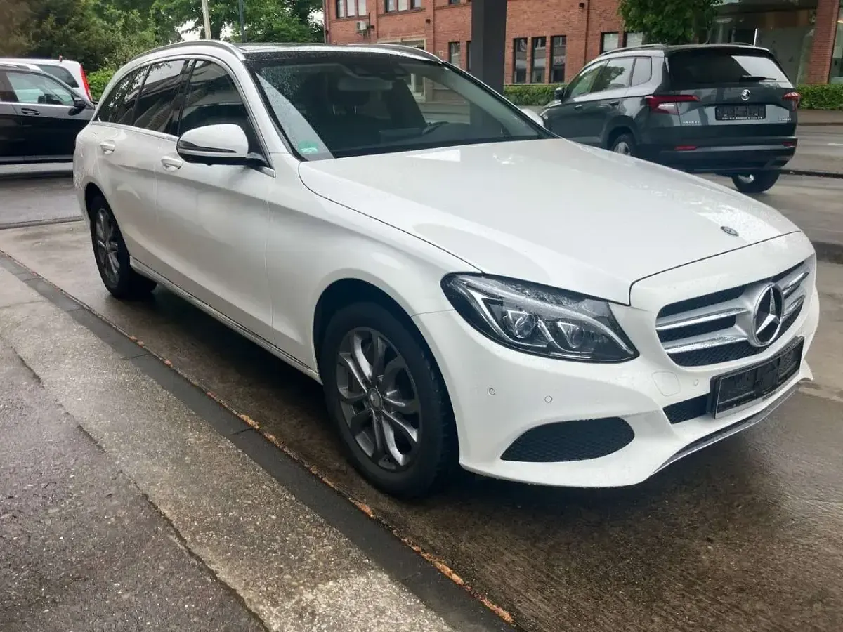Używany Mercedes C400 333 KM (244 kW) 2016 Biały Kombi