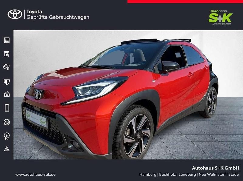 Chili red / night sk (rot) Gebraucht 2022 Toyota Aygo X-plore Kleinwagen | 16.980 € (Fairer Preis) - Bild 1/4