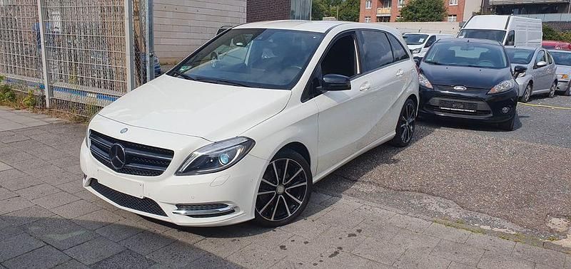 Weiß Gebraucht 2013 Mercedes B200 Night Van / Kleinbus | 12.590 € (Fairer Preis) - Bild 1/4