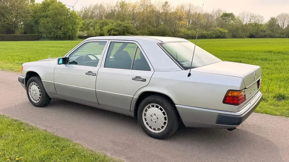 Gebraucht Mercedes E250 126 PS (92 kW) 1992 Silber Limousine