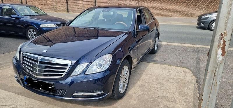 Blau Gebraucht 2011 Mercedes E350 Elegance Limousine | 10.000 € (Fairer Preis) - Bild 1/4