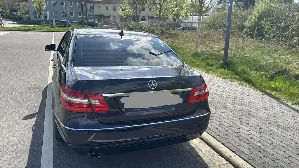 Gebraucht Mercedes E200 Avantgarde 184 PS (135 kW) 2011 Blau Limousine