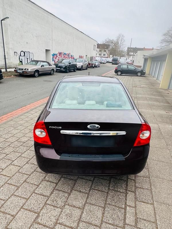 Gebraucht Ford Focus 145 PS (106 kW) 2008 Beige Limousine