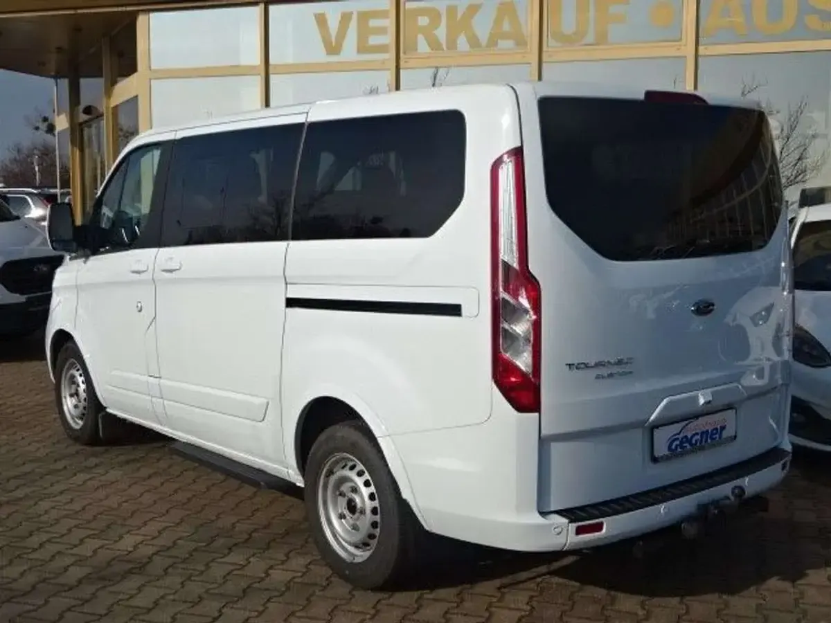 Gebraucht Ford Tourneo Titanium 150 PS (110 kW) 2022 Weiß Van / Kleinbus