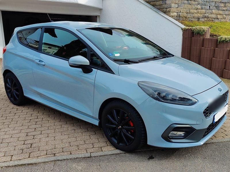 Grau Gebraucht 2019 Ford Fiesta ST Kleinwagen | 16.500 € (Fairer Preis) - Bild 1/4