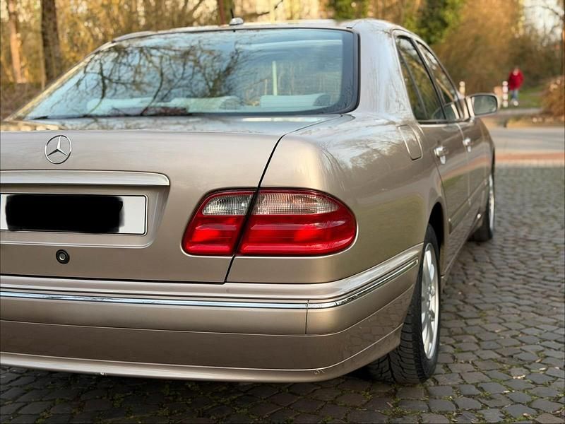Gebraucht Mercedes E320 224 PS (164 kW) 2001 Gold Limousine