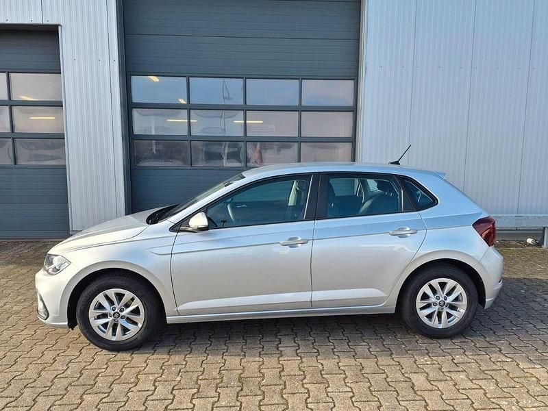 Używany VW Polo 80 KM (58 kW) 2022 Srebrny Hatchback