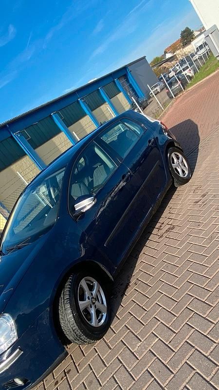 Gebraucht VW Golf V 119 PS (87 kW) 2004 Blau Kleinwagen