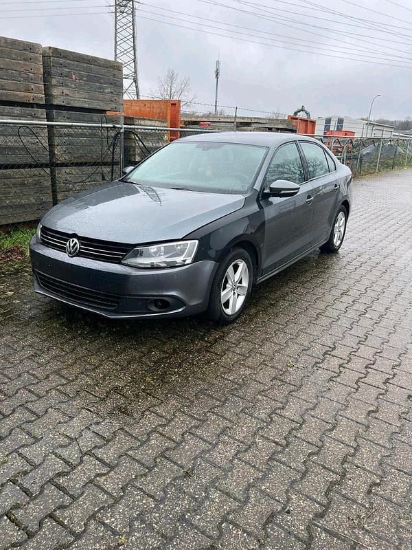 Gebraucht VW Jetta 105 PS (77 kW) 2012 Grau Limousine