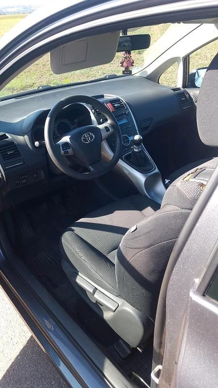 Grau Gebraucht 2011 Toyota Auris Limousine | 5.100 € (Fairer Preis) - Bild 1/4