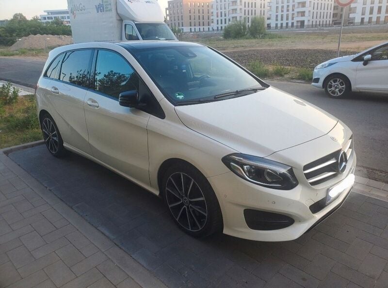 Weiß Gebraucht 2018 Mercedes B220 Edition Van / Kleinbus | 14.300 € (Guter Preis) - Bild 1/4