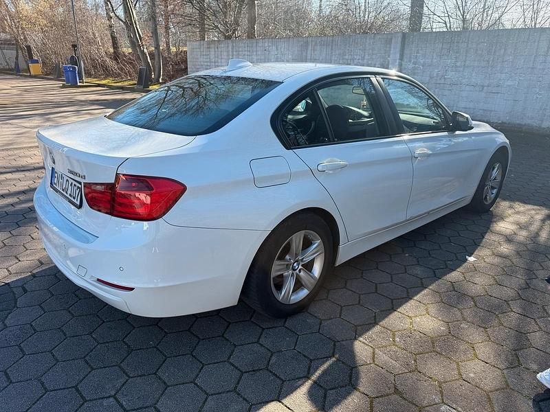Gebraucht BMW 320 190 PS (139 kW) 2015 Weiß Limousine