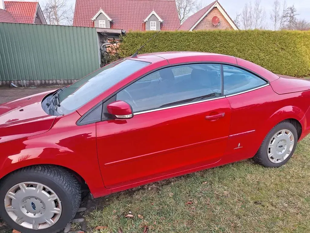 Gebraucht Ford Focus Cabriolet 101 PS (74 kW) 2011 Rot Cabrio