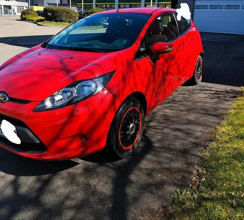 Rot Gebraucht 2010 Ford Fiesta Kleinwagen | 2.990 € - Bild 1/4