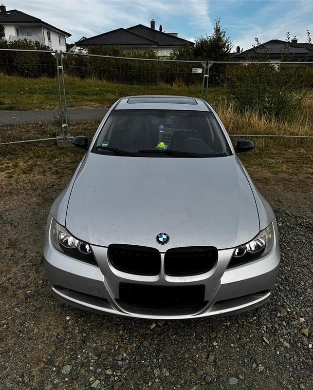 Silber Gebraucht 2005 BMW 320 Limousine | 2.800 € (Superpreis) - Bild 1/4