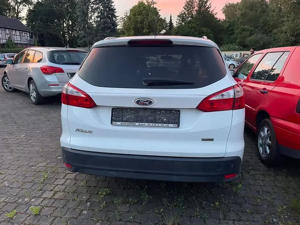 Gebraucht Ford Focus Champions Edition 101 PS (74 kW) 2012 Weiß Limousine