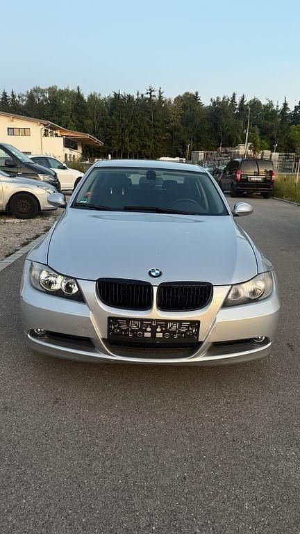 Silber Gebraucht 2005 BMW 318 Limousine | 1.990 € (Fairer Preis) - Bild 1/4