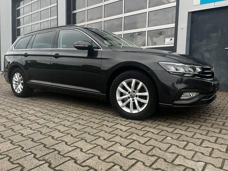 Grau Gebraucht 2023 VW Passat Business Kombi | 22.590 € (Fairer Preis) - Bild 1/4