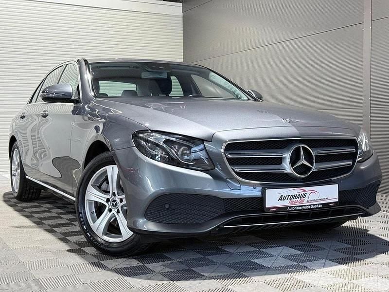 Selenitgrau metalliclack Gebraucht 2017 Mercedes E200 Avantgarde Limousine | 24.970 € (Etwas zu teuer) - Bild 1/3