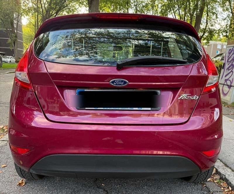 Rot Gebraucht 2011 Ford Fiesta Limousine | 2.599 € (Fairer Preis) - Bild 1/4