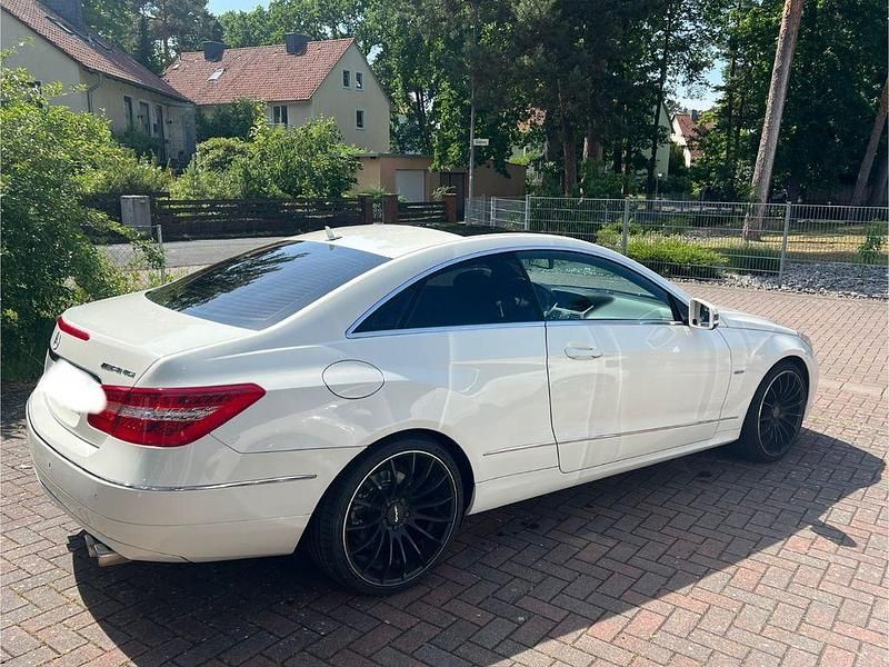 Weiß Gebraucht 2011 Mercedes E200 Avantgarde Coupé | 11.900 € (Guter Preis) - Bild 1/4