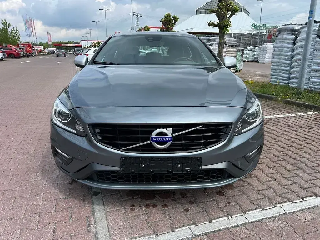 Gebraucht Volvo V60 R-Design 190 PS (139 kW) 2019 Grau Kombi