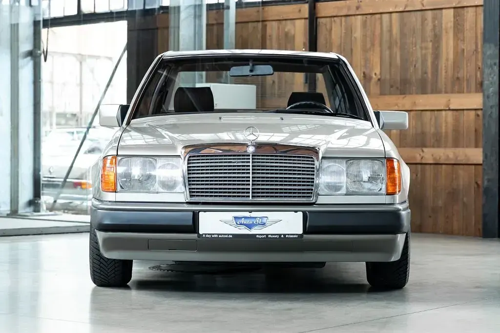 Gebraucht Mercedes 200 118 PS (86 kW) 1991 Silber Limousine