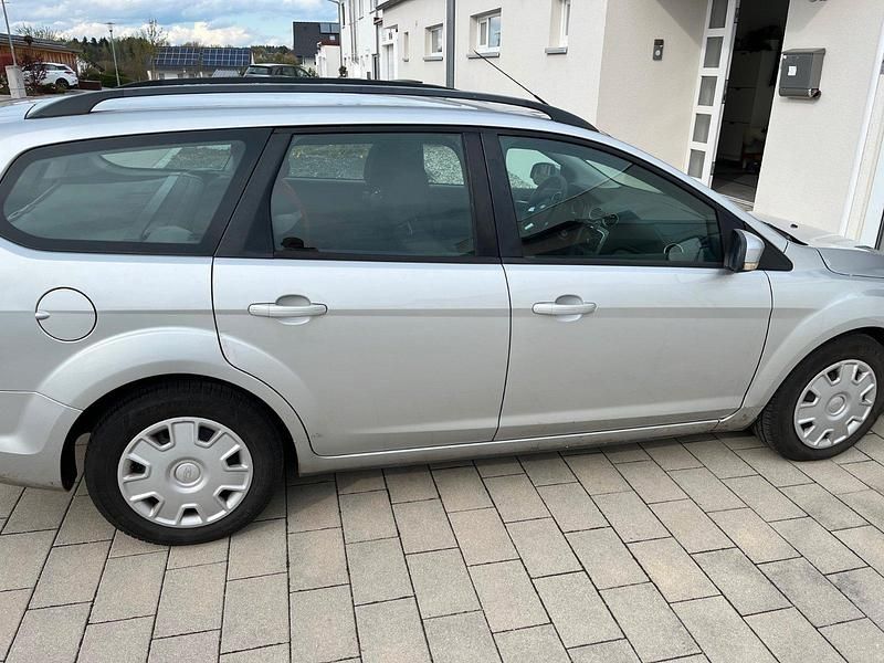 Second-hand Ford Focus 101 CP (74 kW) 2011 Argintiu Break