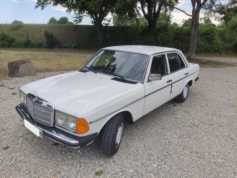 Weiß Gebraucht 1979 Mercedes 230 Limousine | 11.990 € - Bild 1/4
