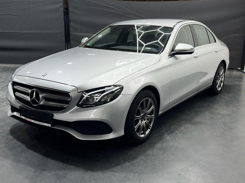 Silber Gebraucht 2016 Mercedes E200 Limousine | 21.800 € (Guter Preis) - Bild 1/4