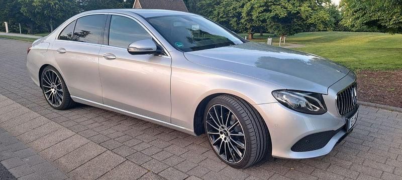 Silber Gebraucht 2018 Mercedes E200 AMG Limousine | 22.999 € (Fairer Preis) - Bild 1/4