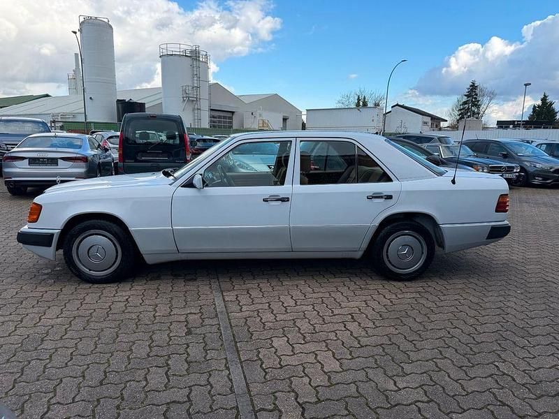 Gebraucht Mercedes 200 75 PS (55 kW) 1992 Weiß Limousine