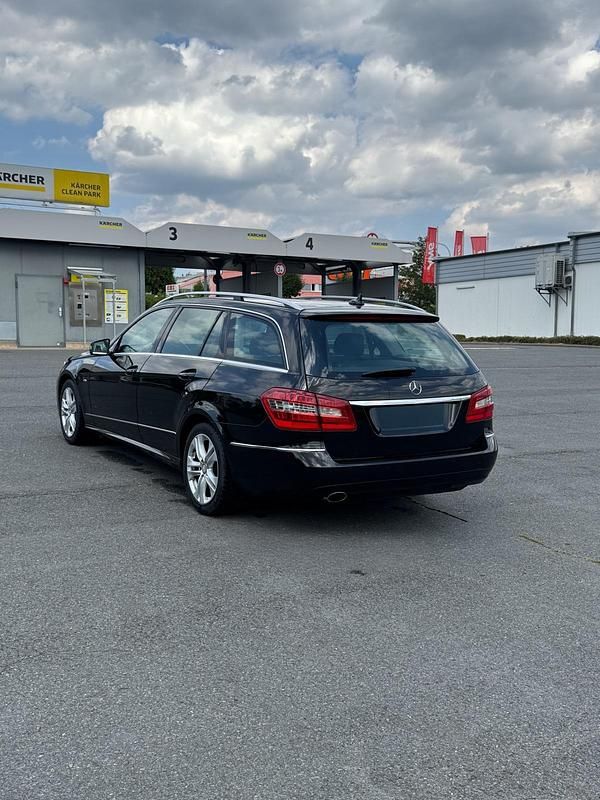 Gebraucht Mercedes E250 Avantgarde 204 PS (150 kW) 2011 Schwarz Kombi