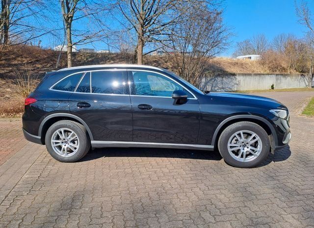 Gebraucht Mercedes GLC200 Avantgarde 204 PS (150 kW) 2024 Schwarz SUV