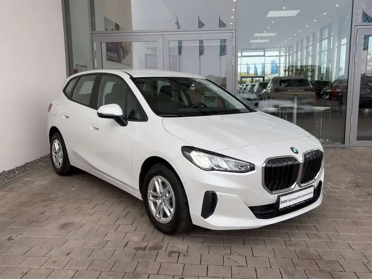 Gebraucht BMW 218 Active Tourer 136 PS (100 kW) 2023 Mineralweiß metallic Van / Kleinbus