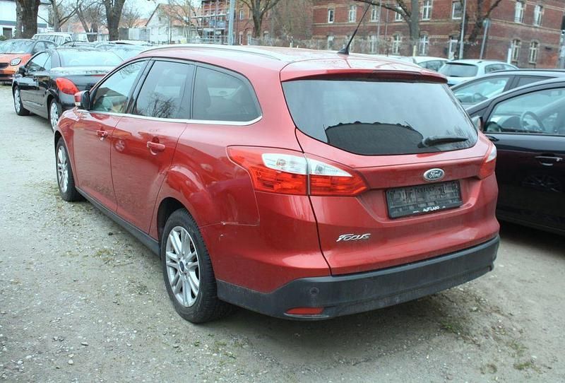 Gebraucht Ford Focus Titanium 125 PS (91 kW) 2012 Rot Limousine