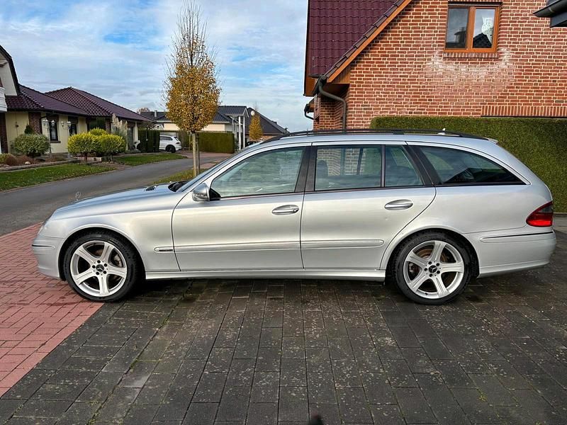 Silber Gebraucht 2009 Mercedes E280 Avantgarde Kombi | 4.250 € (Fairer Preis) - Bild 1/4