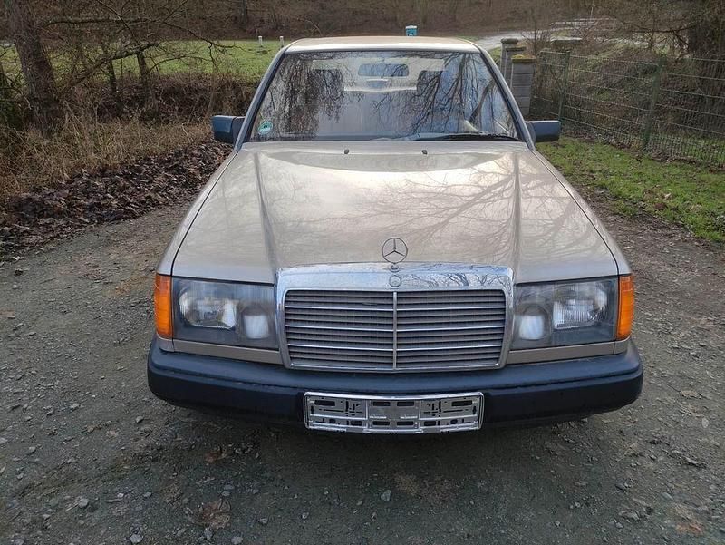 Gebraucht Mercedes E230 136 PS (100 kW) 1985 Gold Limousine