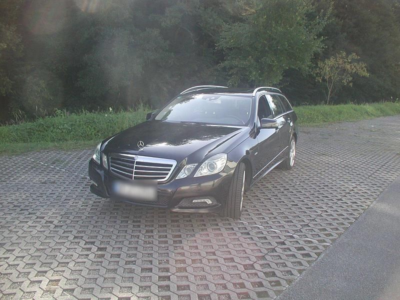 Schwarz Gebraucht 2010 Mercedes E350 Kombi | 12.980 € (Fairer Preis) - Bild 1/4