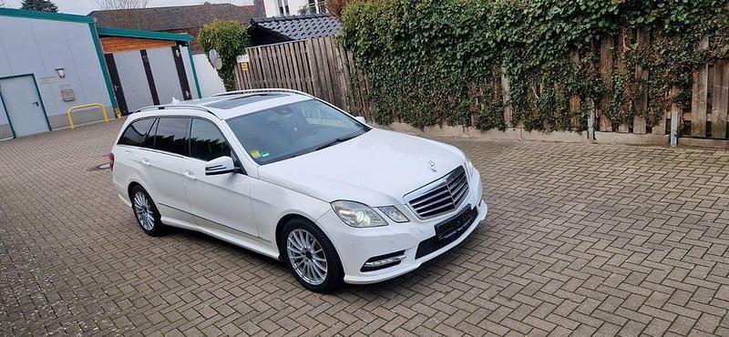 Weiß Gebraucht 2013 Mercedes E220 Avantgarde Kombi | 7.397 € (Fairer Preis) - Bild 1/4