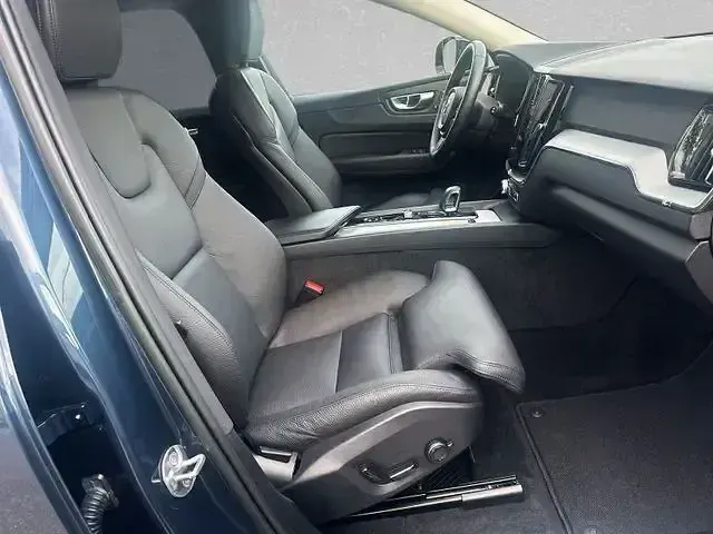 Second-hand Volvo XC60 Plus 197 CP (144 kW) 2023 Albastru SUV