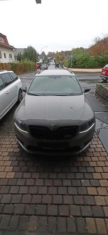 Grau Gebraucht 2015 Skoda Octavia vRS Kombi | 16.500 € - Bild 1/4