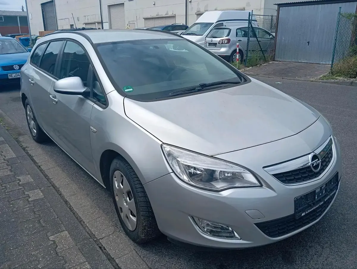 Gebraucht Opel Astra 140 PS (102 kW) 2011 Grau Kombi