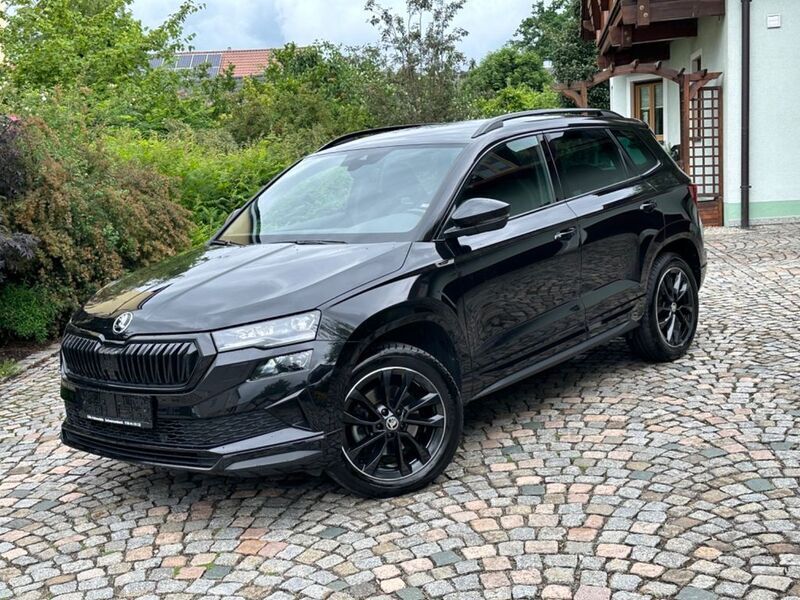 Schwarzmagic perleffekt Gebraucht 2023 Skoda Karoq SportLine SUV | 36.880 € (Fairer Preis) - Bild 1/4