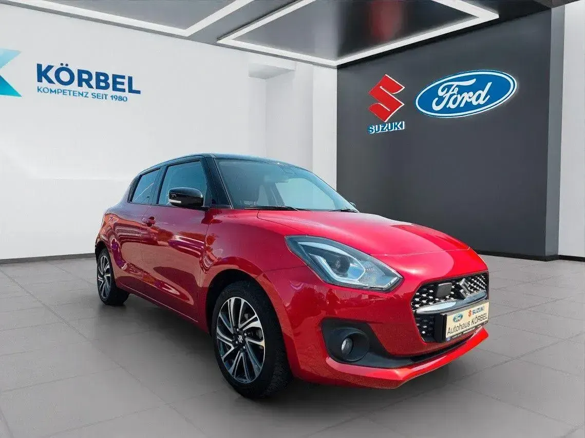 Gebraucht Suzuki Swift Comfort+ 83 PS (61 kW) 2021 Burning red / black Kleinwagen