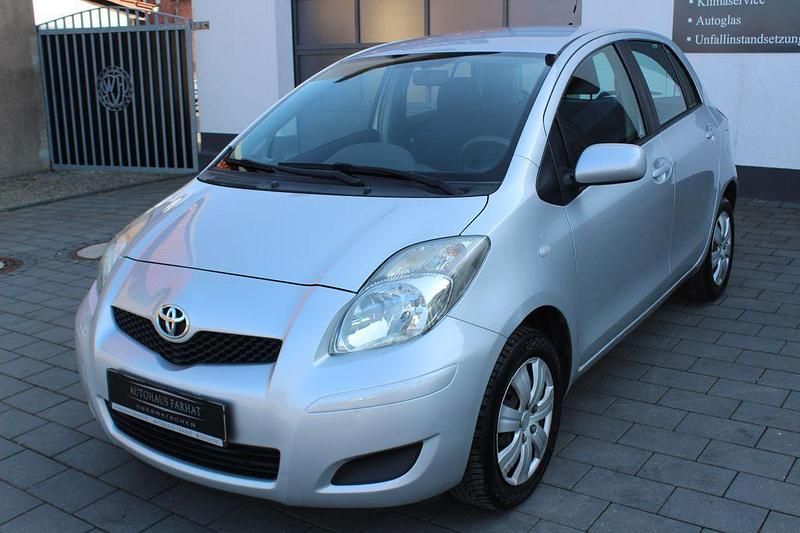 Gebraucht Toyota Yaris Cool 69 PS (50 kW) 2011 Silber Kleinwagen