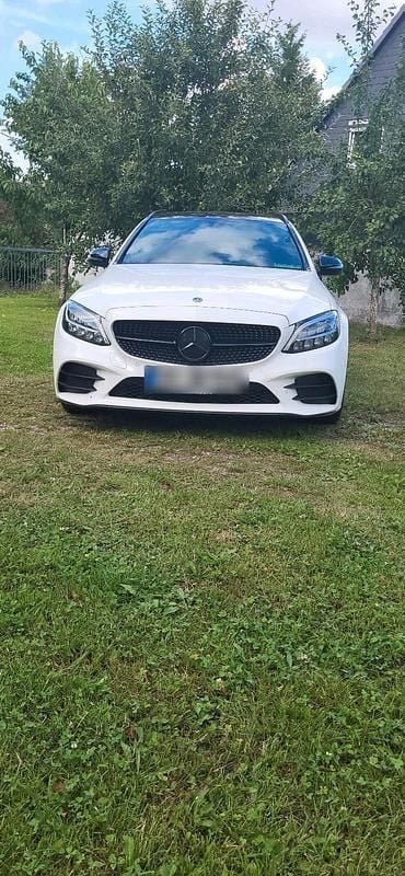 Weiß Gebraucht 2020 Mercedes C300 AMG line Kombi | 24.999 € (Guter Preis) - Bild 1/4