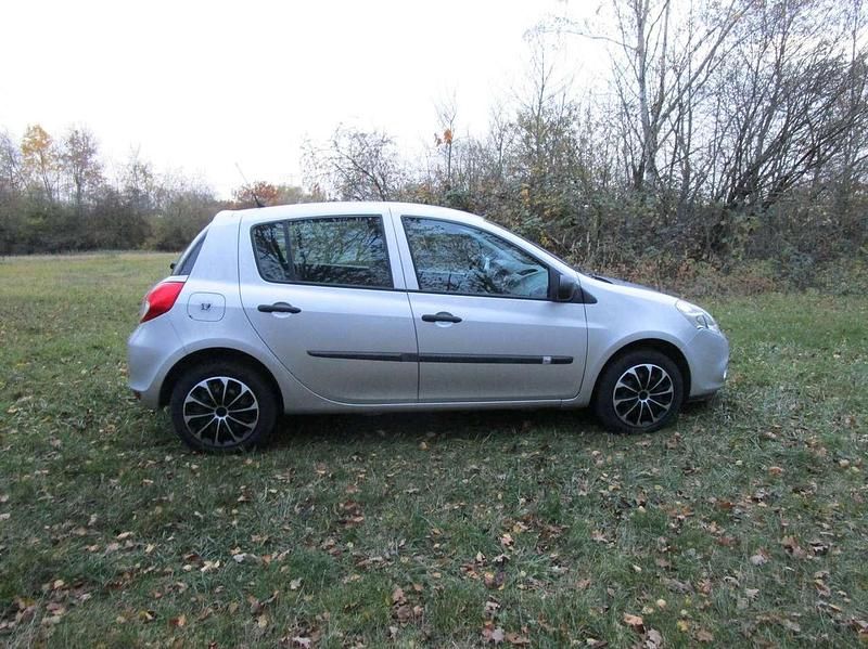 Gebraucht Renault Clio II Expression 75 PS (55 kW) 2009 Platingrau Kleinwagen