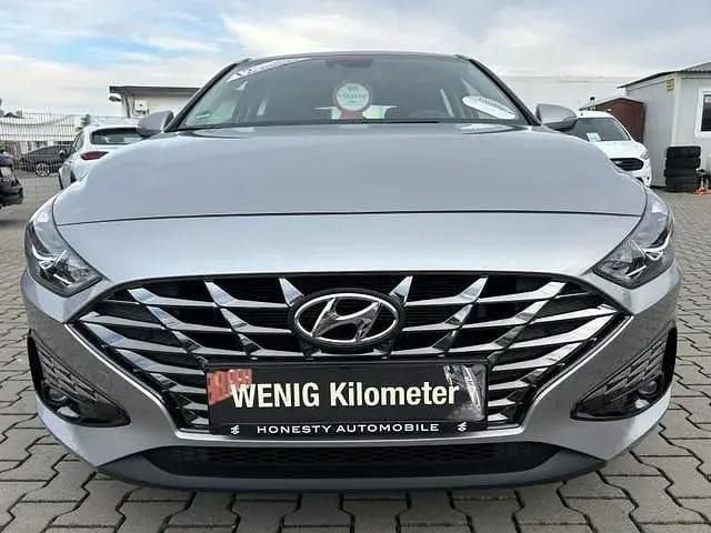 Gebraucht Hyundai i30 Trend 120 PS (88 kW) 2023 Shimmering silver / met Limousine