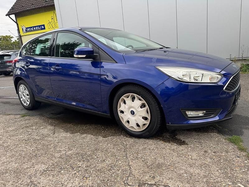 Blau Gebraucht 2015 Ford Focus Trend Limousine | 8.500 € (Superpreis) - Bild 1/4